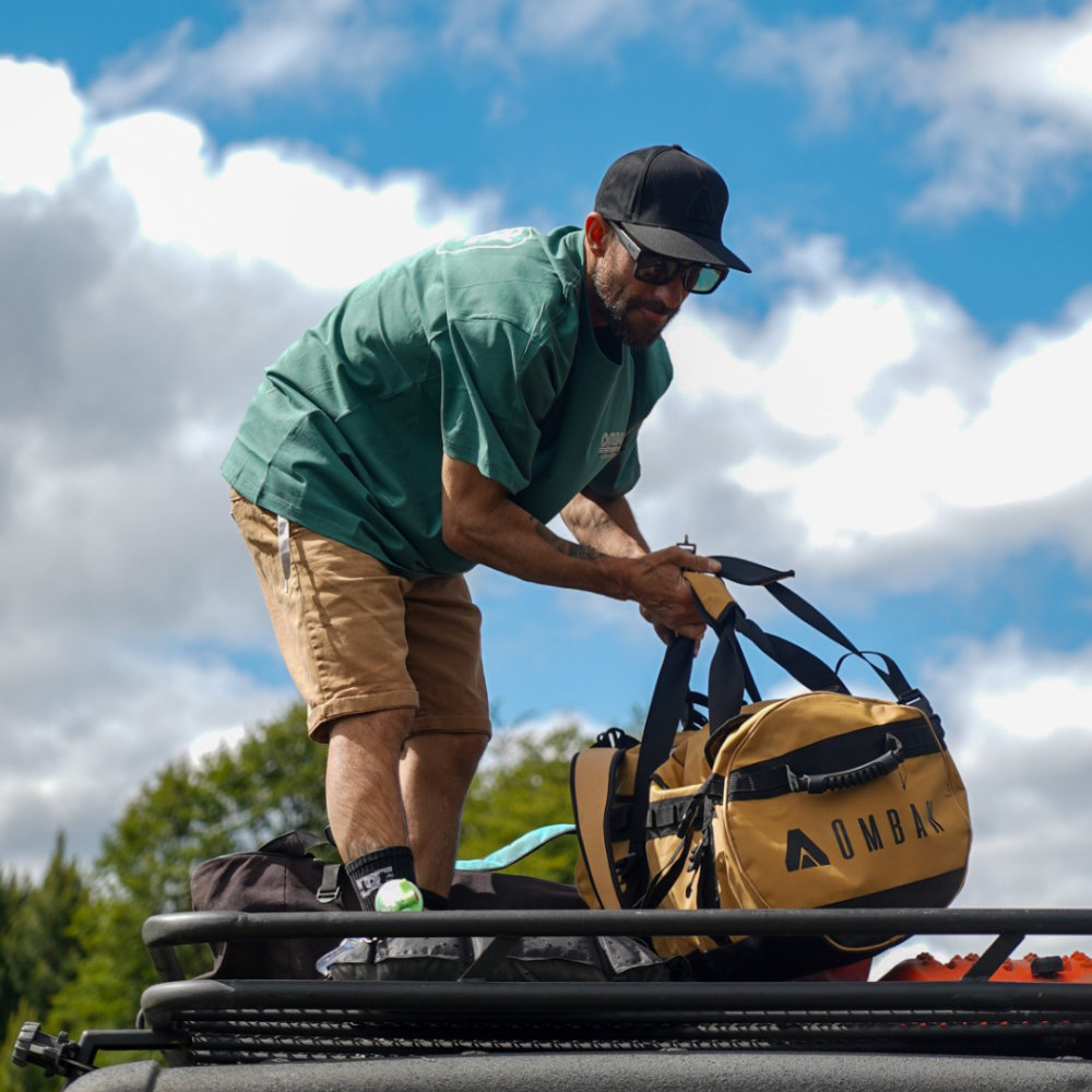 Mujer con hoodie y bermuda de jean sentada al aire libre